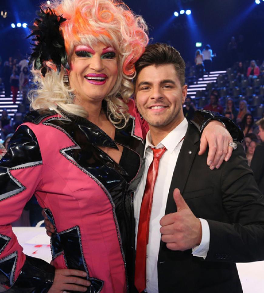 Olivia Jones kam im sexy Kostüm und gratuliert hier Ricardo Bielecki
