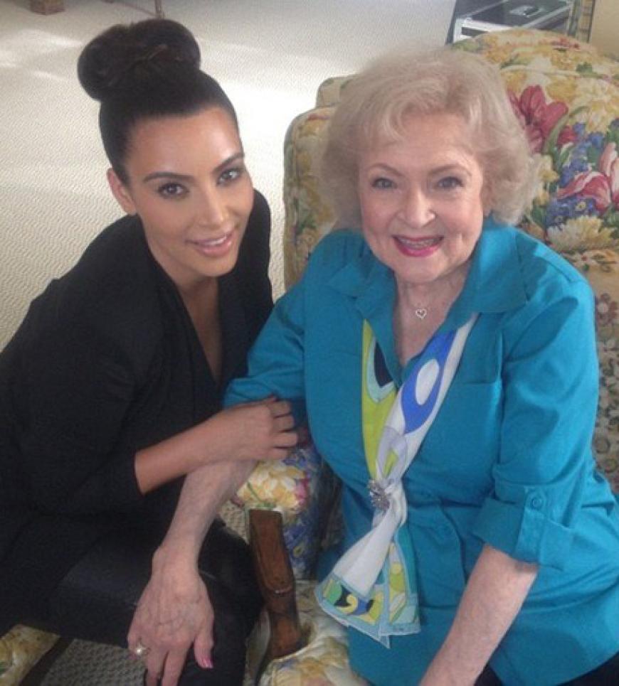 It-Girl meets Golden Girl: Kim Kardashian postete ein Bild von sich und Betty White. Was die beiden wohl zu bequatschen hatten?