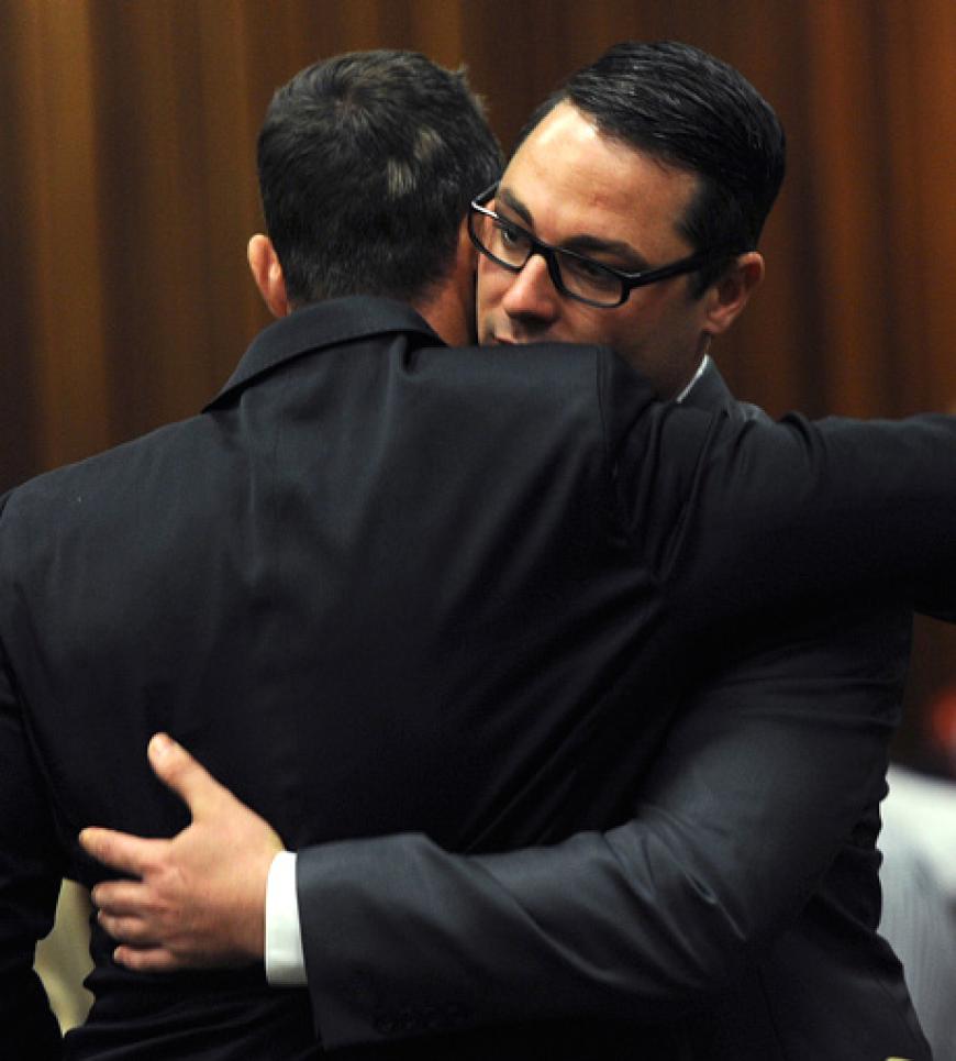 Oscar Pistorius' Bruder Carl unterstützt ihn bei den Verhandlungen
