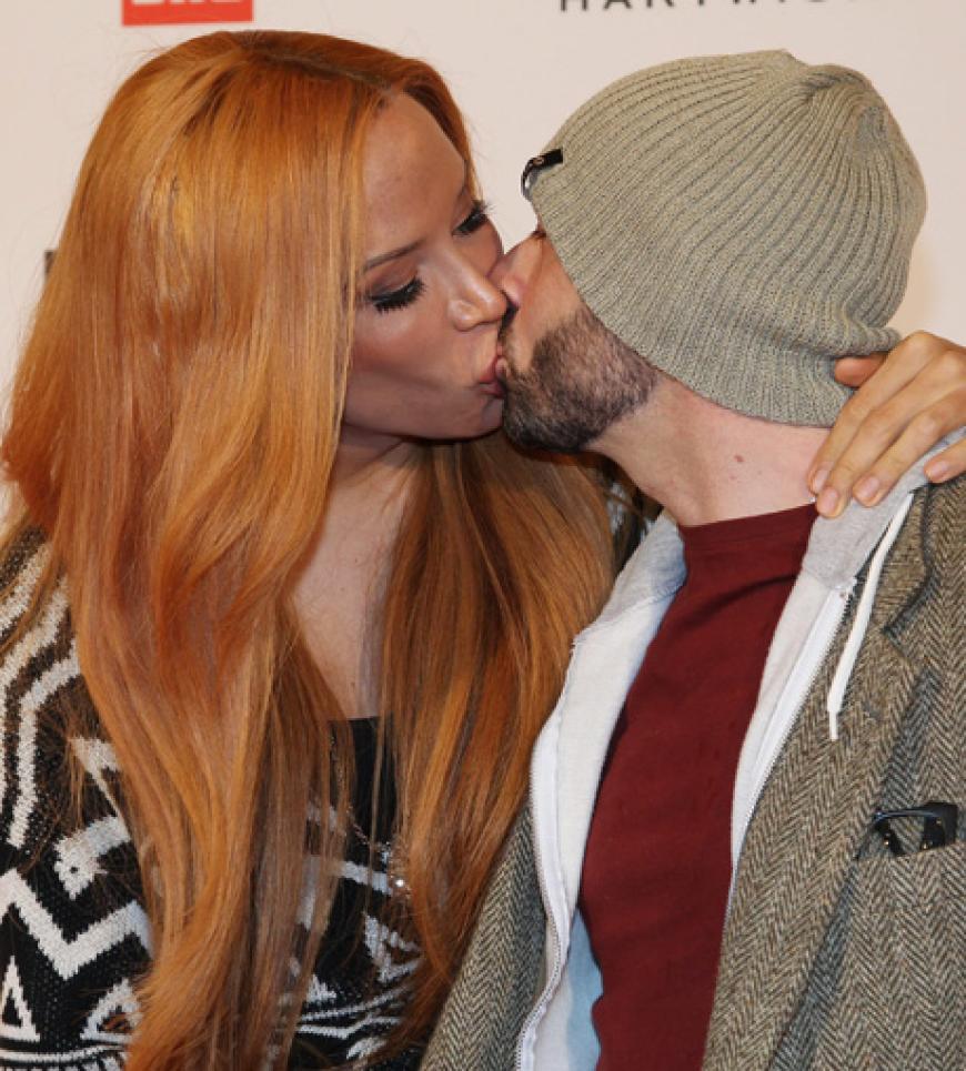 Lorielle London zeigt ihren Freund Simon der Öffentlichkeit