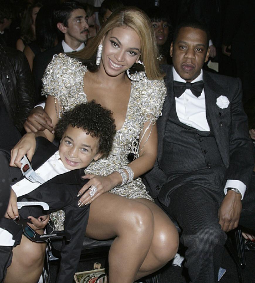 Beyoncé mit ihrem Neffen Julez Knowles und Ehemann Jay-Z. Dass die beiden mit Kindern umgehen können, ist kein Geheimnis