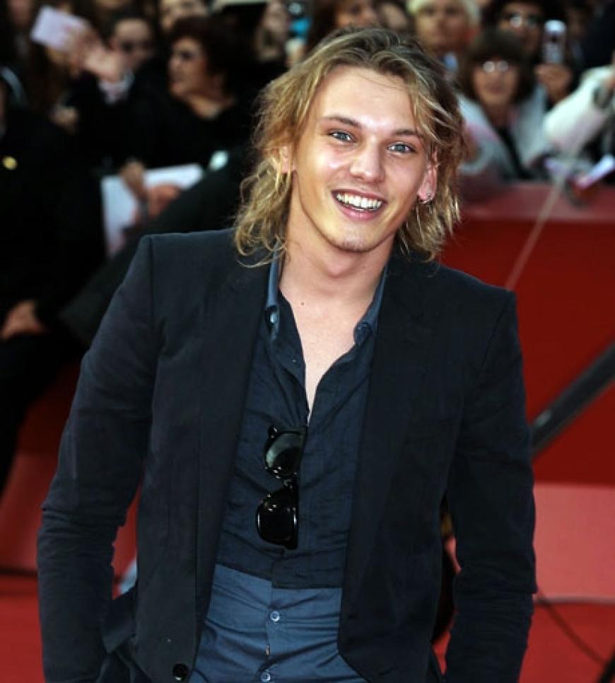 Mädchenschwarm Jamie Campbell Bower löst bei den anwesenden Fans Kreischalarm aus