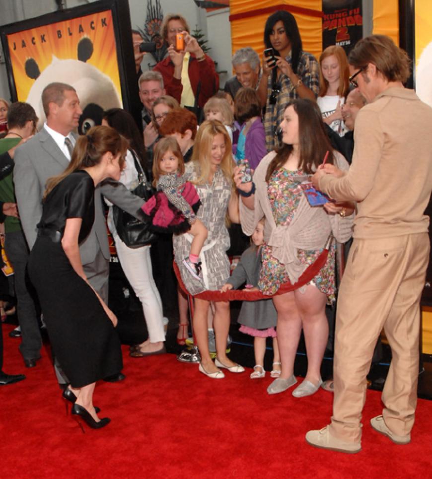 Angelina Jolie zeigte sich ganz volksnah und sprach lange mit den wartenden Fans am Roten Teppich