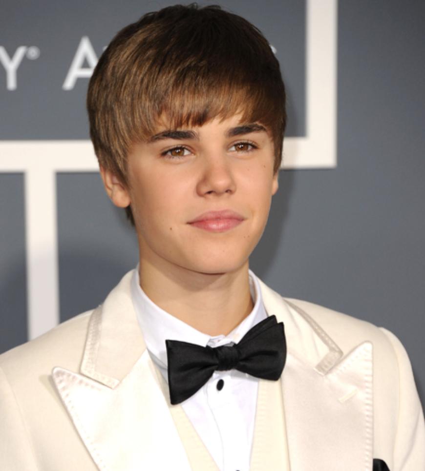 Der 16-jährige Mädchenschwarm Justin Bieber machte ganz auf Gentleman. In seinem weißen Anzug von Dolce&Gabbana wirkte er richtig erwachsen