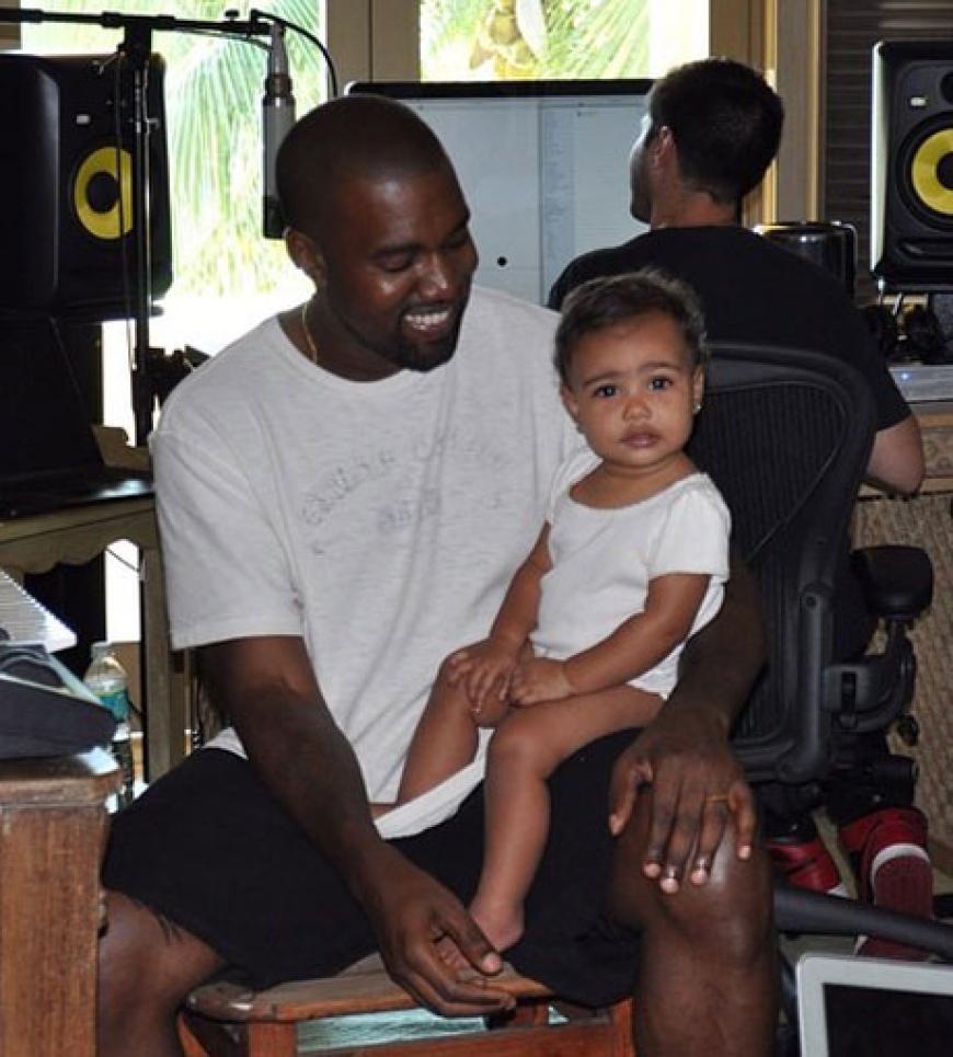Daddys Girl: Kanye West bekommt von seiner Tochter North einfach nicht genug. Kurzum wird die Kleine zur Arbeit mit ins Studio genommen. Selten sehen wir Kanye so strahlen!