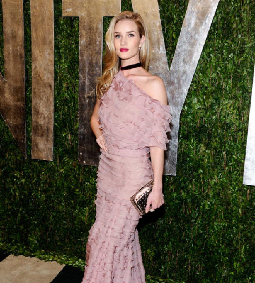 Rosie Huntington-Whiteleys Valentino-Robe in altrosa ist von oben bis unten mit quer verlaufenden Volants verziert. Ein wahr gewordener Sommernachtstraum!