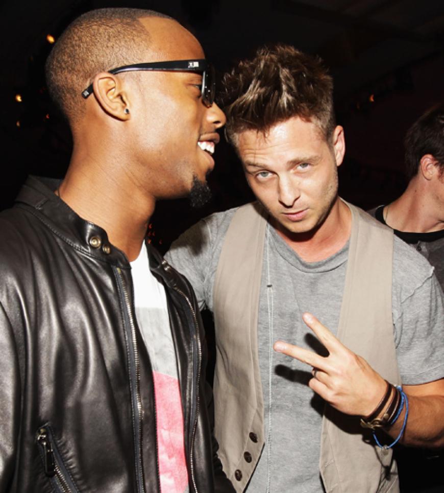 Sänger Ryan Tedder mit seinem Musikerkollegen B.o.B backstage