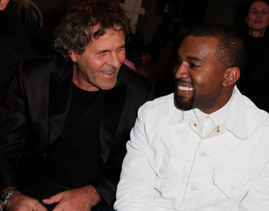 Es ist Superstar Kanye West, der sich gemeinsam mit Diesel-Designer Renzo Rosso die Show von Maison Martin Margiela angesehen hat
