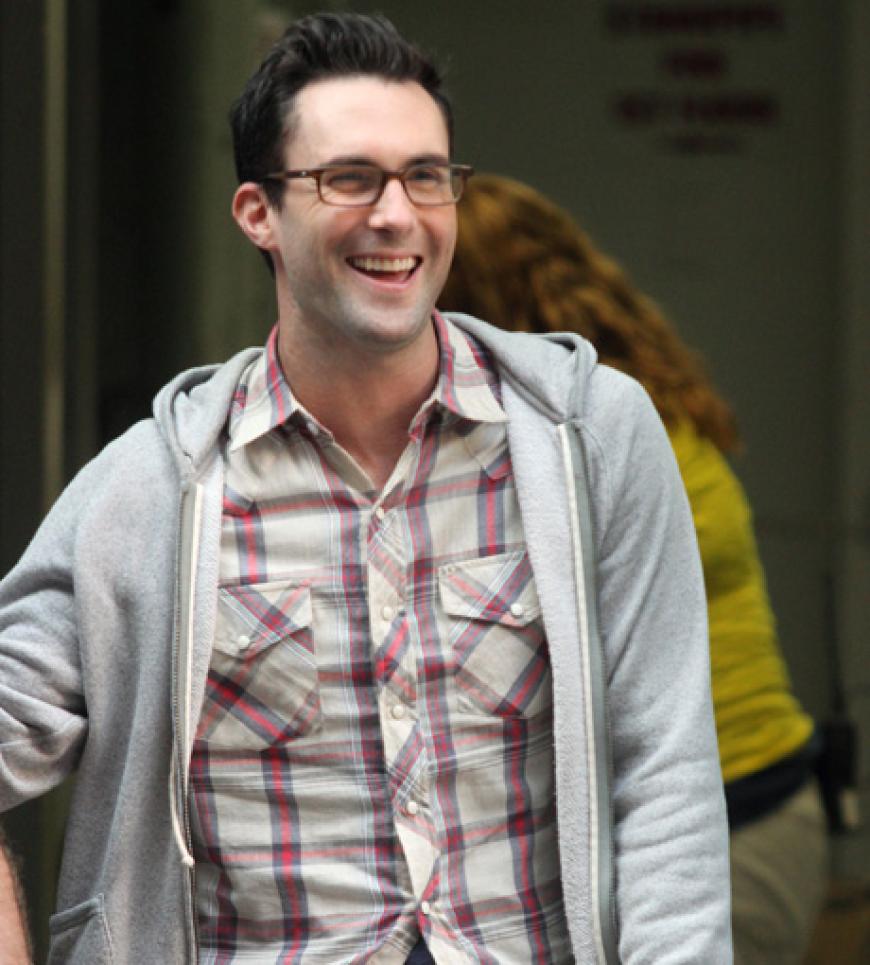 Ein Strahlemann im Nerd-Look? Kaum zu glauben, dass dieser Schauspieler eigentlich Frauenschwarm und