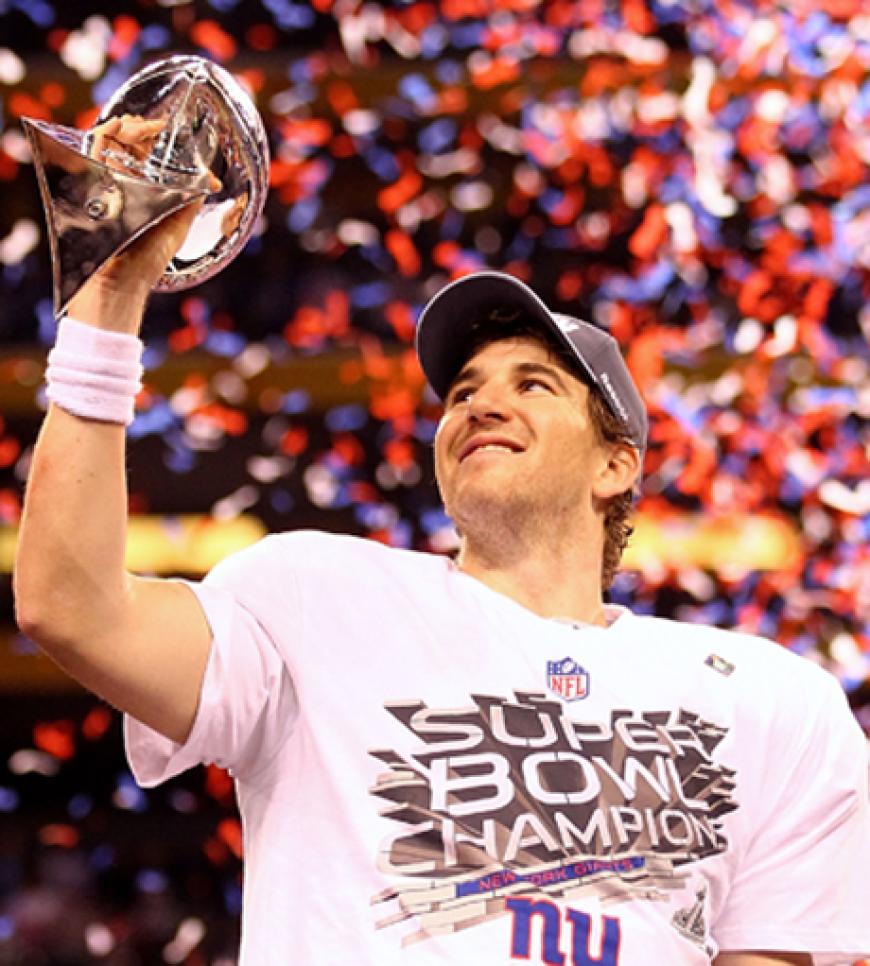 Eli Manning, der Qaurterback der New York Giants hält die Trophäe hoch!