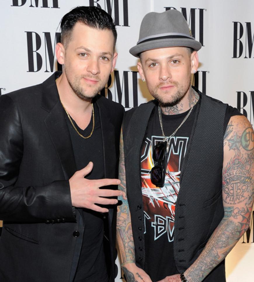 Davor war er maßgeblich am Look der Band Good Charlotte beteiligt - mit der seine Zwillingsbrüder Joel und Benji weltbekannt geworden sind