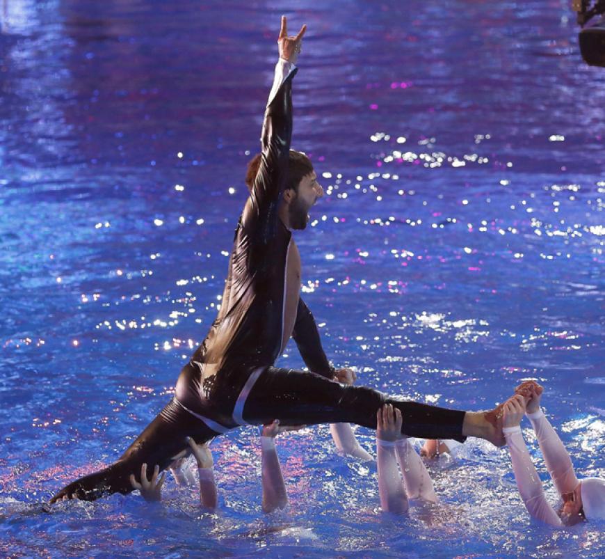 Nicht immer elegant, dafür aber unterhaltsam: Massimo Sinató beim Wasserballett