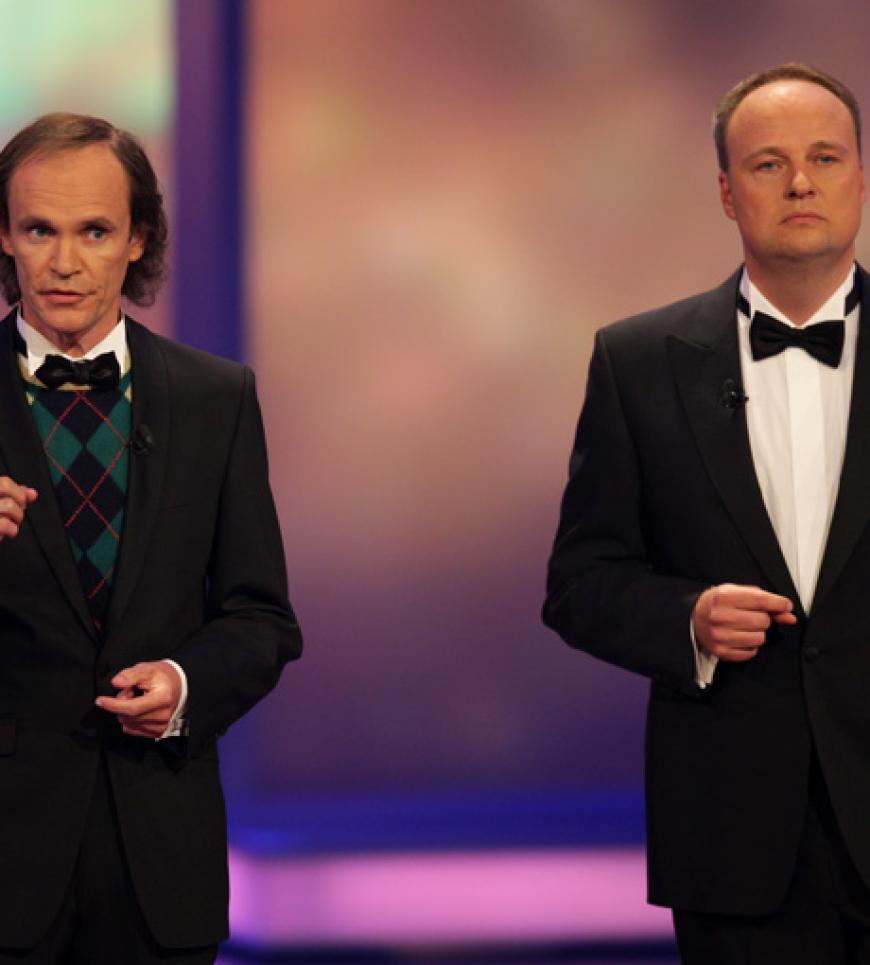 Die Moderatoren Olaf Schubert (l) und Oliver Welke führten komödiantisch durch den Abend