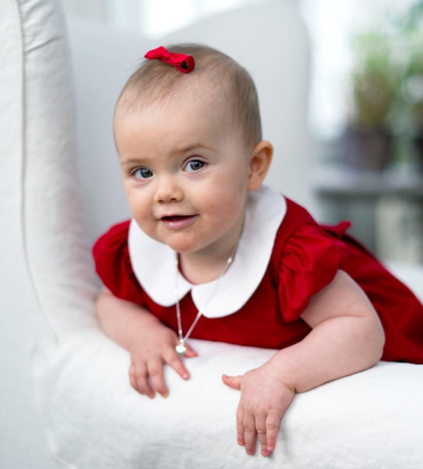 Weihnachten! Selbstredend, dass sich Estelle keck in rot-weiß in Pose schmeißt