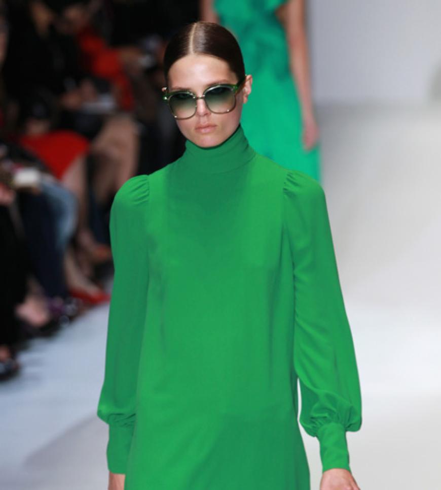 Auf der Fashion Week in Mailand sahen wir bereits im Januar, was uns diesen Sommer erwartet: satte Farben von Feuerrot bis Grasgrün wie hier bei Gucci.