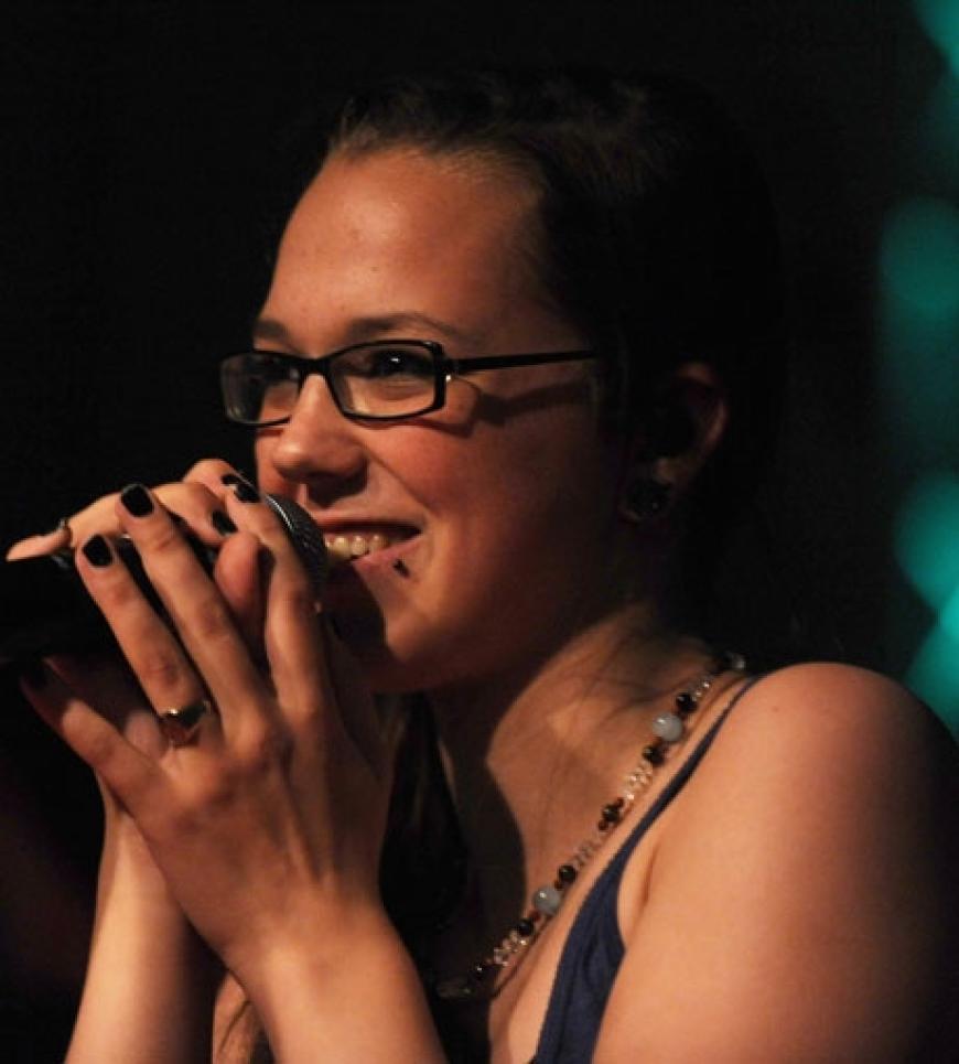 Coole Show: Sängerin Stefanie Heinzmann heizt den anwesenden Gästen ein