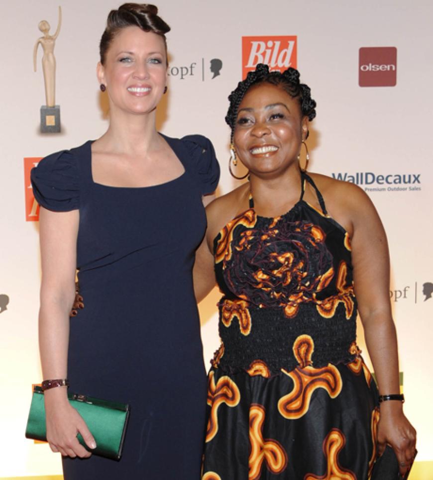 Dana Schweiger posiert mit Preisträgerin Harriet Bruce von African Angel e.V.