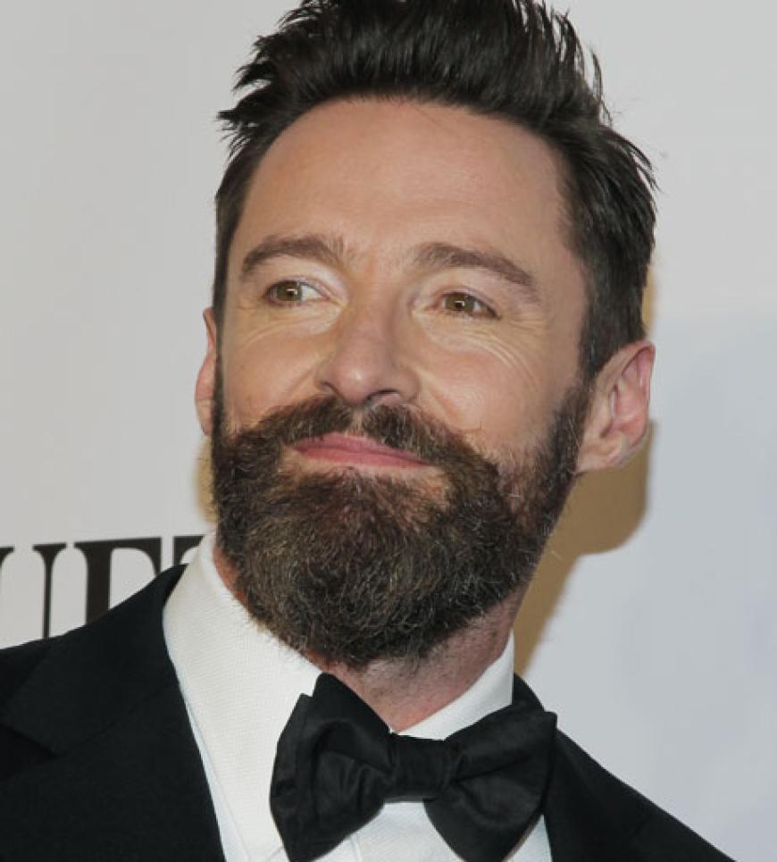 So kennen wir den Hollywood-Star sonst. Volles Haar und voller Bart - dieser Look steht ihm eindeutig besser!