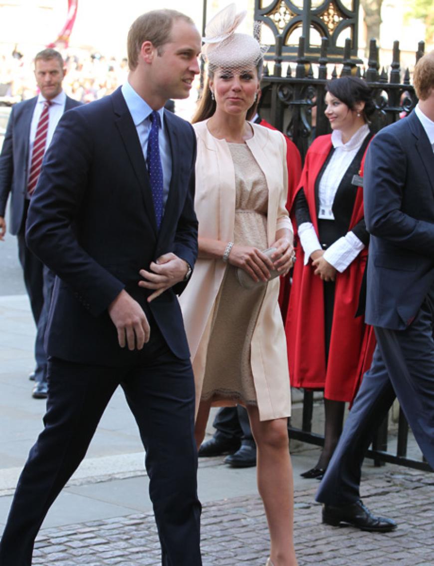 Gemeinsam mit ihrem Ehemann Prinz William kam Kate (sie sah wieder einmal umwerfend aus!) zu den Feierlichkeiten am 4. Juni 2013 in London in die Westminster Abbey, wo sich die Beiden vor zwei Jahren auch das Ja-Wort gaben