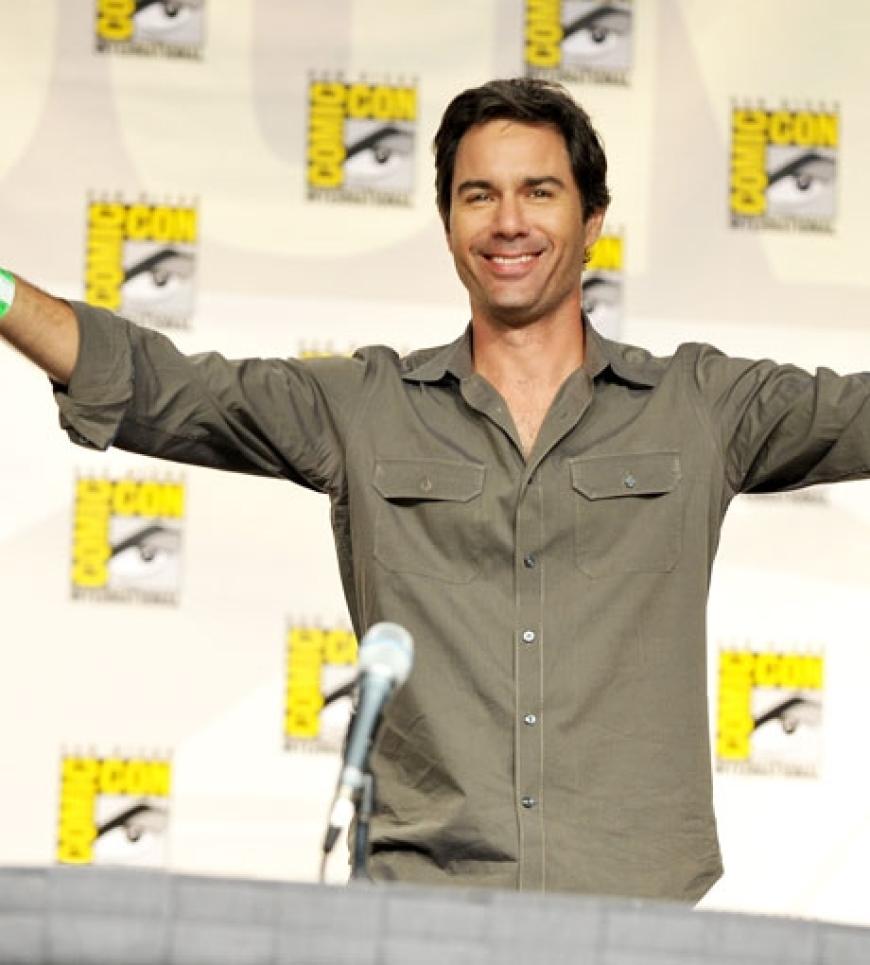 Schaut her, scheint sich Eric McCormack zu denken. Er war für seinen neuen Film
