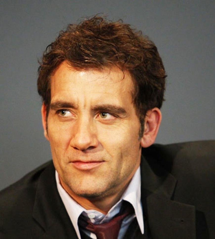Clive Owen ist ebenfalls nicht mehr auf dem Markt: Seit 1995 ist der smarte Brite mit der Schauspielerin Sarah-Jane Fenton verheiratet und ist zweifacher Familienvater