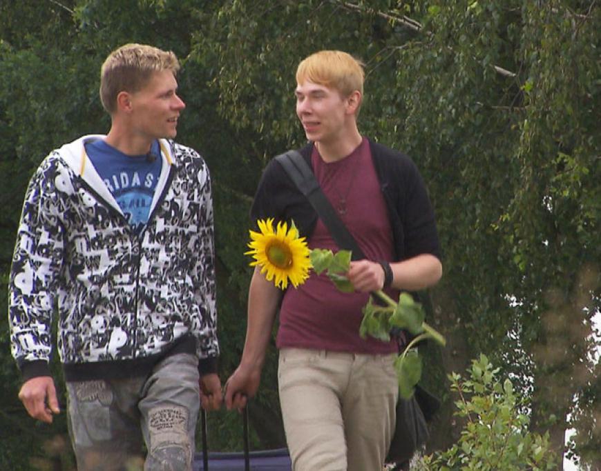 Denny, holt seinen Timo vom Bus ab - er hat ihm sogar eine Sonnenblume mitgebracht