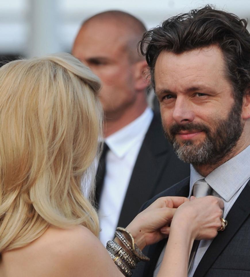 Schauspielerin Rachel McAdams richtete ihrem Kollegen und Freund Michael Sheen die Krawatte, bevor es zu den Fotografen ging