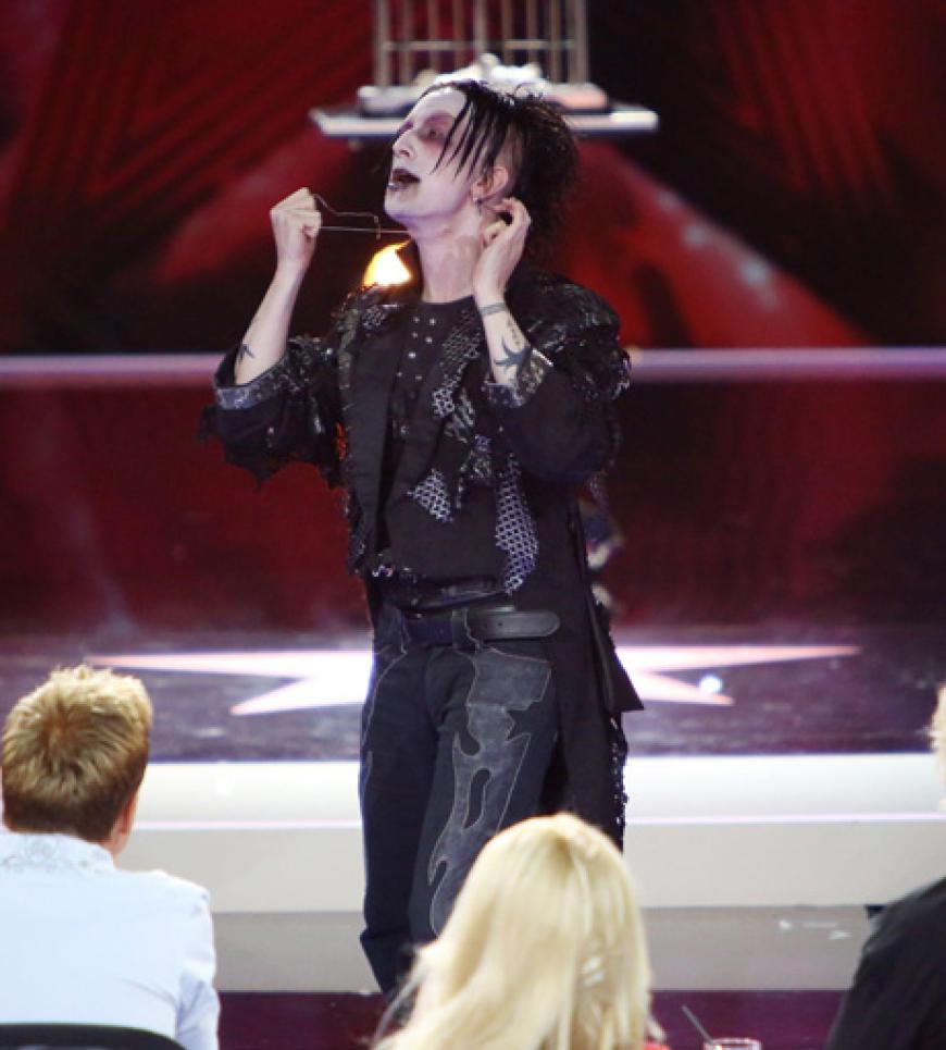 Dan Sperry, 28, aus Las Vegas (USA) zaubert skurille Illusionen