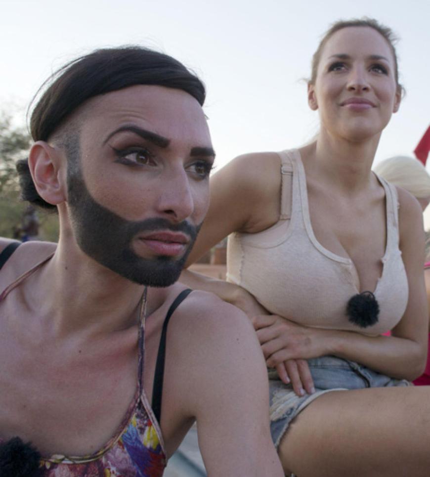 Schillernder Travestiestar in der Hitze: Concita Wurst (mit Jordan Carver) in Namibia