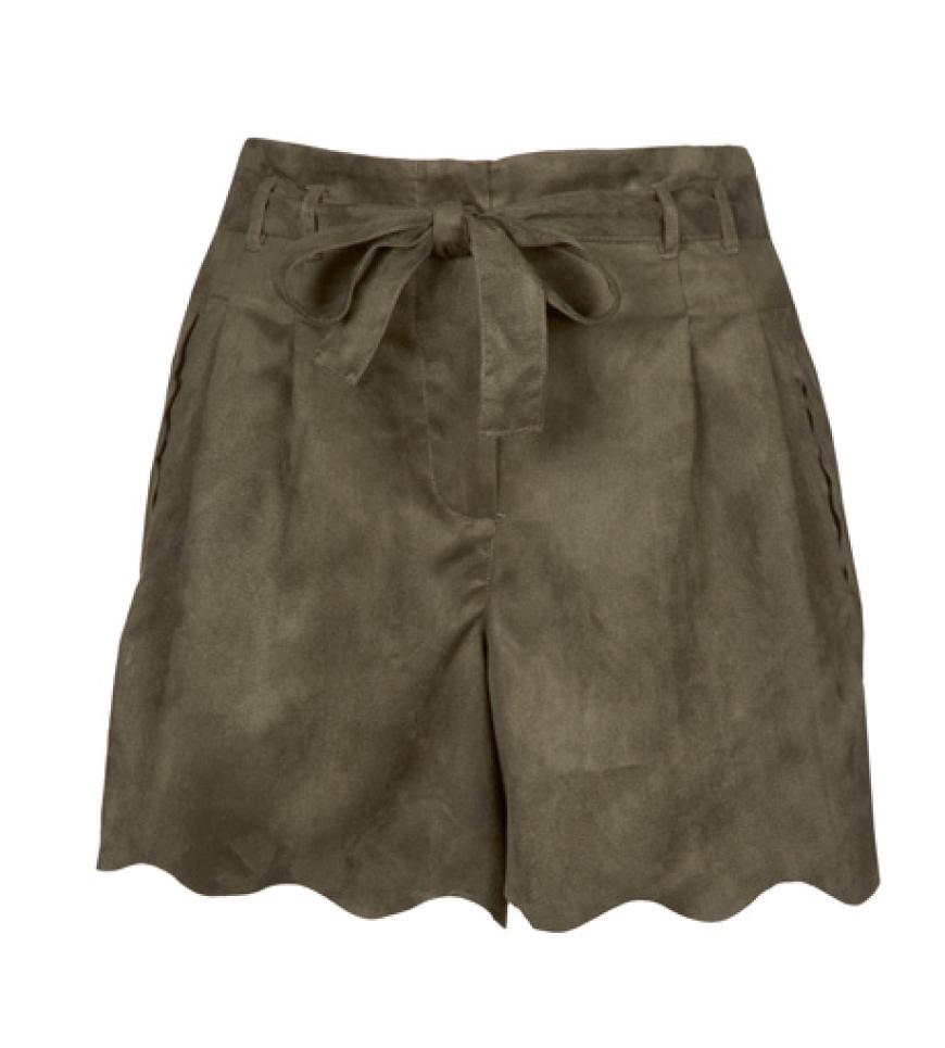 31. August 2012: Fashion-Expertinnen wie Olivia Palermo oder Lauren Conrad haben uns gezeigt, Taillenshorts mit Wellen-Saum gehören zu den Must-Haves der Saison! Dieses Modell ist von Mint&Berry; zu bestellen über zalando.de, ca. 35 Euro