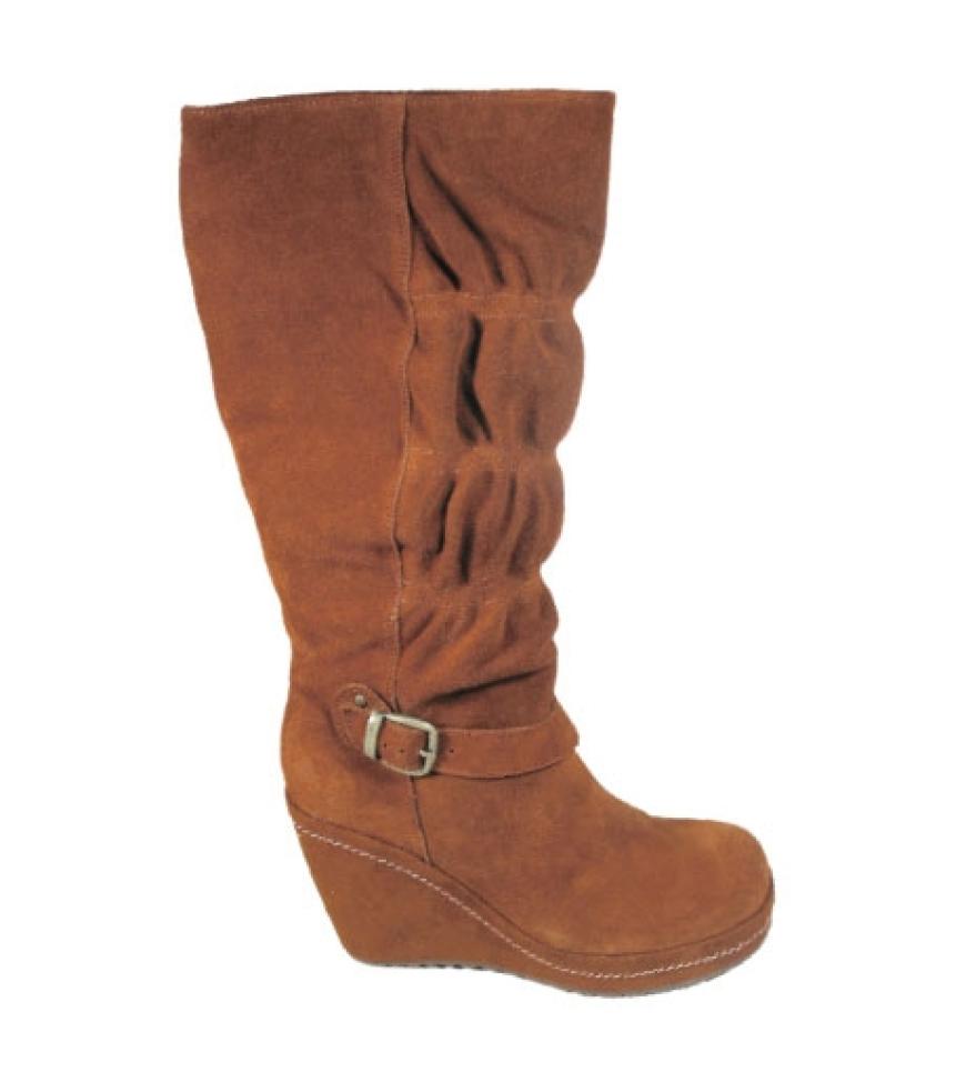 Derbes Leder, Holzabsätze, Korksohlen oder Lammfell sorgen in dieser Saison für lässigen Country-Chic: Stiefel mit Keilabsatz von Skechers, ca. 65 Euro