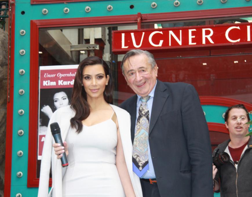 Doch es folgte noch ein kurzer Besuch in der Mall von Lugner, in der hunderte Fans auf sie warteten