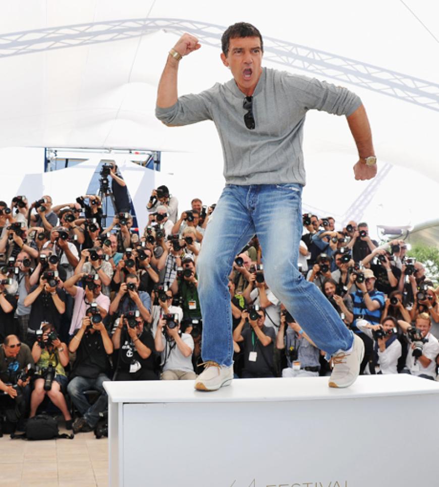 Den wartenden Fotografen zeigte sich der Schauspieler allerbester Laune. Beim Photocall ließ er sogar seine Muskeln spielen