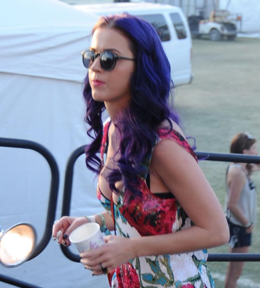 Flowerpower lässt grüßen: Katy Perry im Blumenkleid