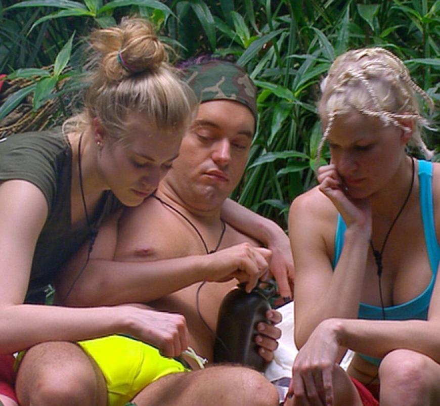 Die Hormone spielen verrückt im Camp. Erotik liegt in der Luft. Larissa Marolt (l.) spielt mit einem Grashalm an Julians F. M. Stoeckels besten Stück herum. Rechts Melanie Müller