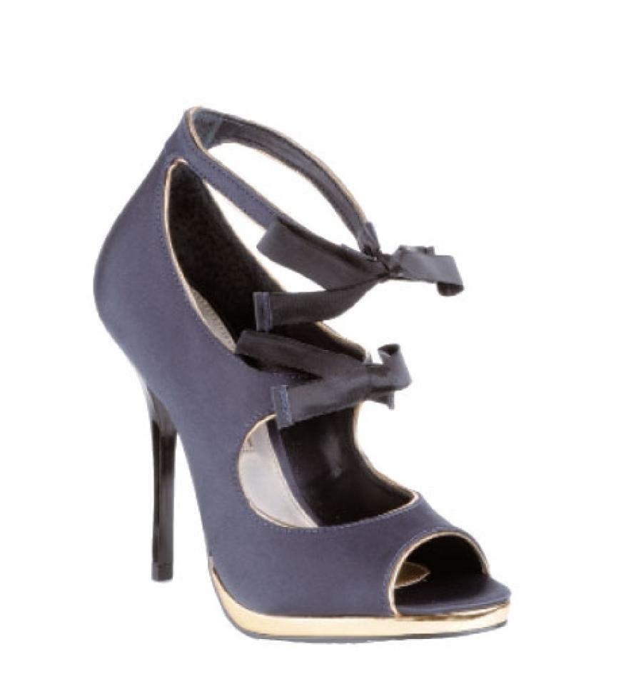 Glamour: Satin-Peep-Toes mit Schleifen von Buffalo, ca. 120 Euro