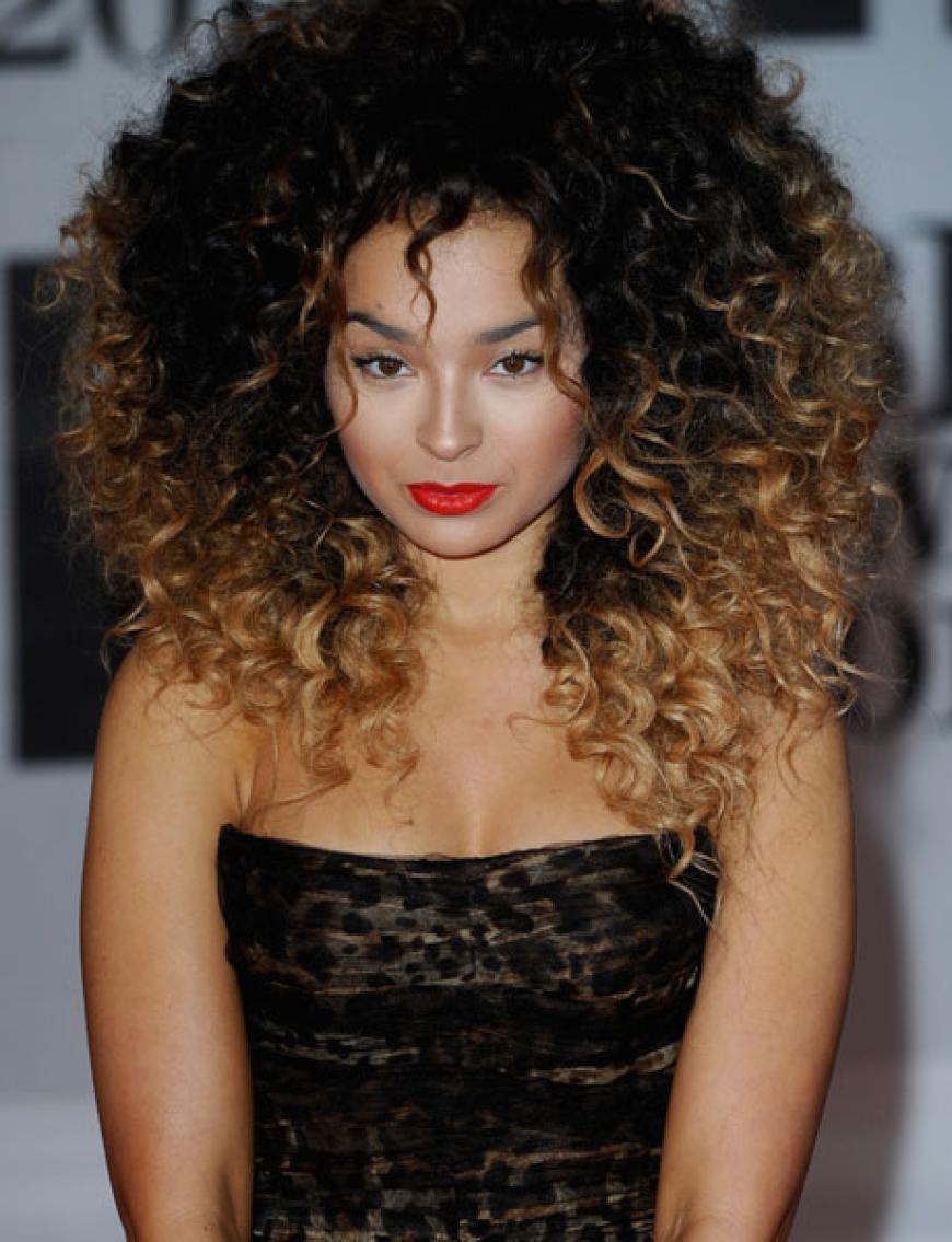 Ella Eyre zeigte ihre Lockenpracht