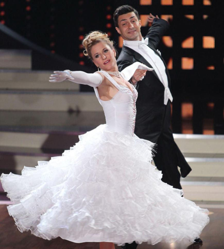 Lebensgroßer Baiser:´ Stefanie Hertel und Tanzpartner Sergiy Plyuta