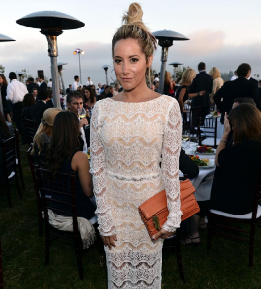 Da musste es wohl schnell gehen: Schauspielerin Ashley Tisdale sieht aus als hätte sie sich fix eine Spitzengardine umgeworfen. Von der