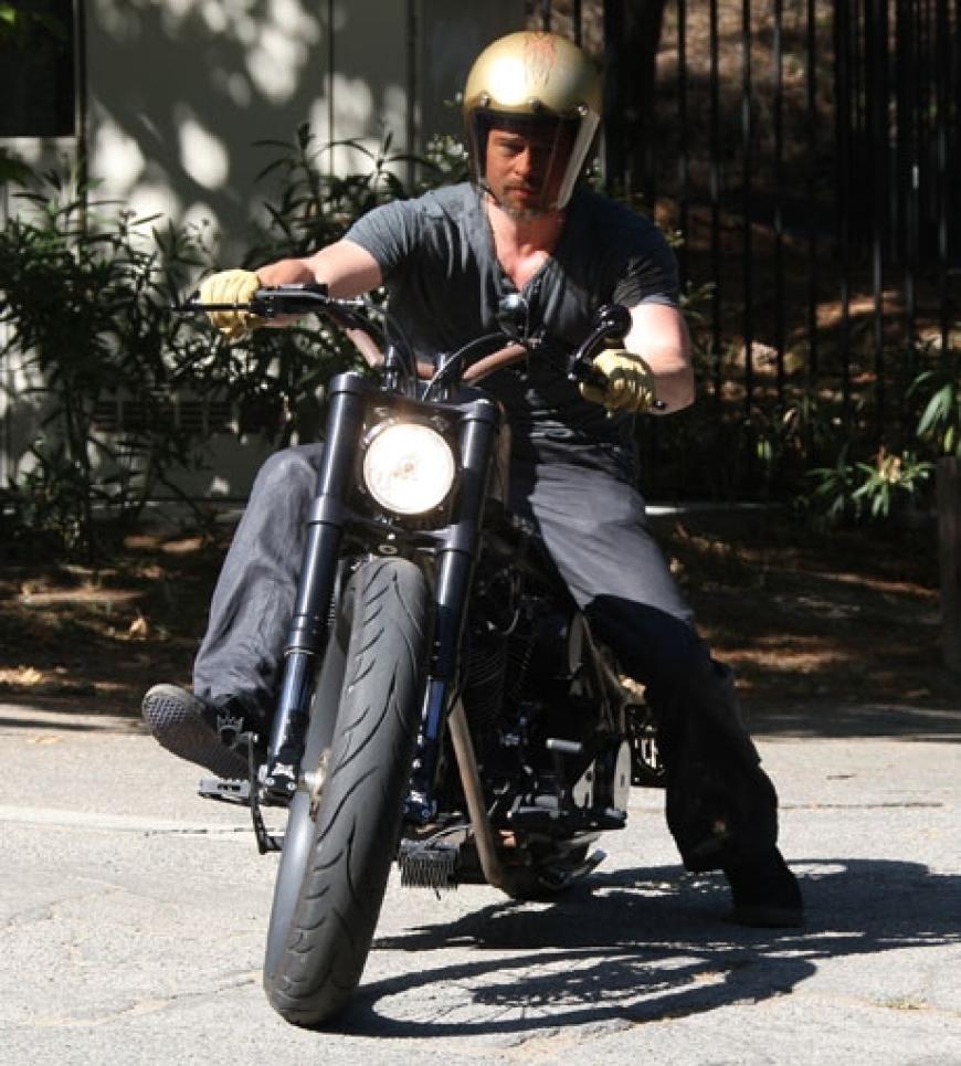 Brad Pitt fährt gemütlich mit seinem Motorrad durch Los Angeles