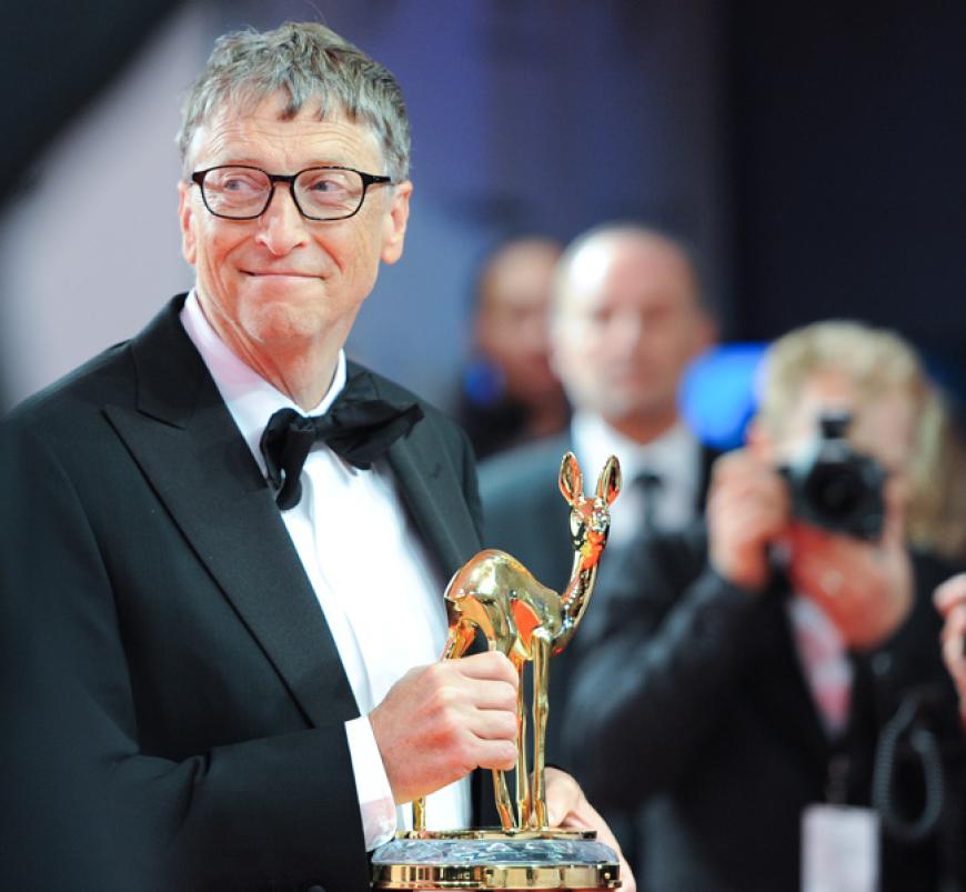 Der wohl reichste Mann im ganzen Saal: Microsoft-Gründer und Milliardär Bill Gates. Seine Frau Linda und er bekamen den Milleniums-Bambi für ihre außerordentlichen wohltätigen Verdienste´