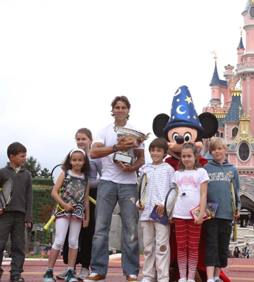 Tennisstar Rafael Nadal feiert seinen Sieg bei den French Open 2011 im Disneyland Paris