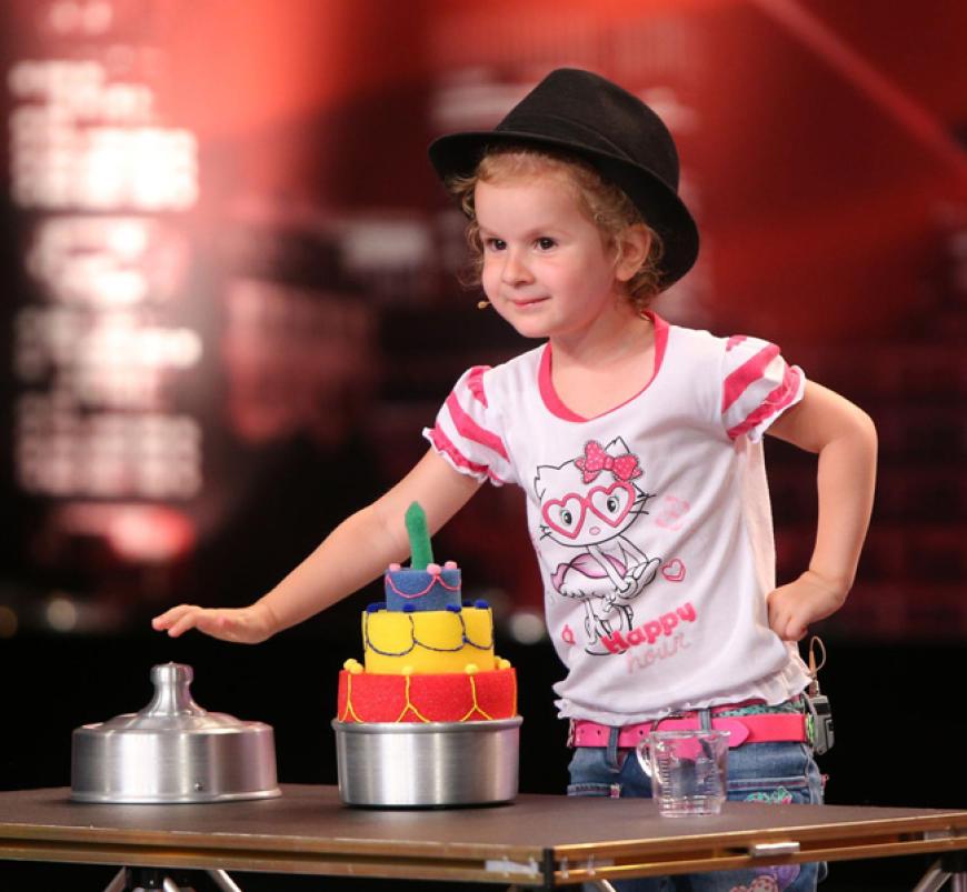 Die kleine Vanessa Eich, 3, verzaubert die Jury und die Zuschauer mit ihren magischen Tricks