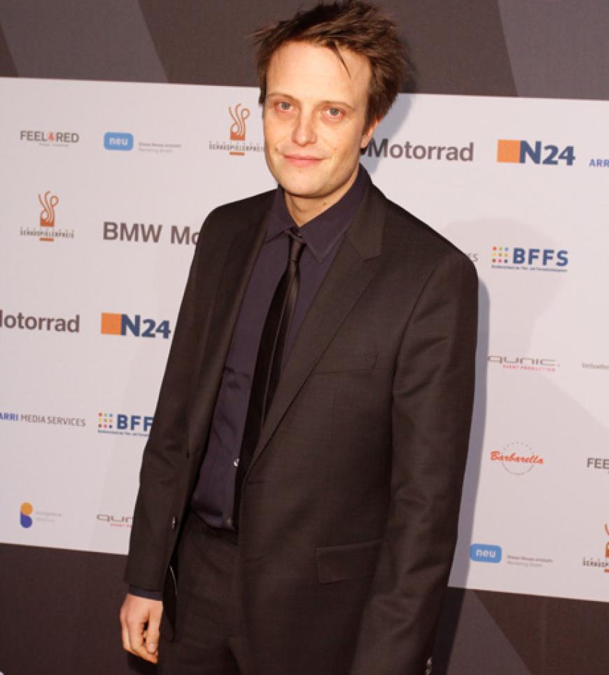 Smart und solo unterwegs: August Diehl kam ohne seine Frau Julia Malik