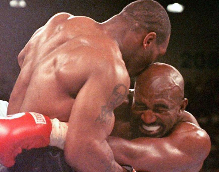 1997: Der Profi-Boxkampf zwischen Mike Tyson und Evander Holyfield geht in die Geschichte ein. Der Grund: Tyson beißt seinem Gegner im Kampf ein Stück des rechten Ohrs ab
