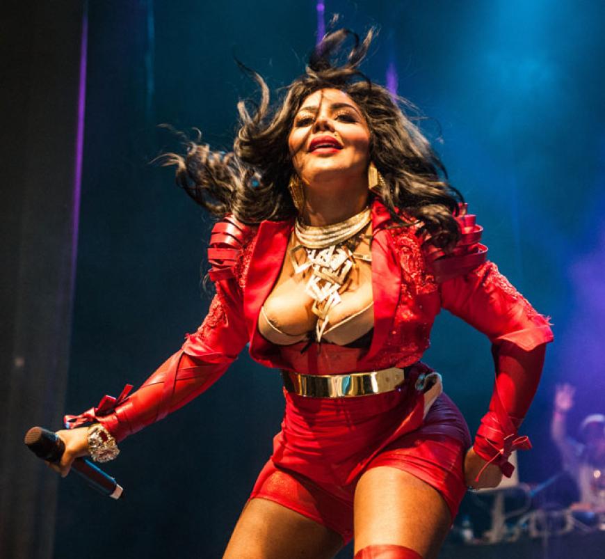 Lil' Kim blamiert sich bei einem Auftritt auf ganzer Linie. Sie quetscht sich in einen roten Zweiteiler