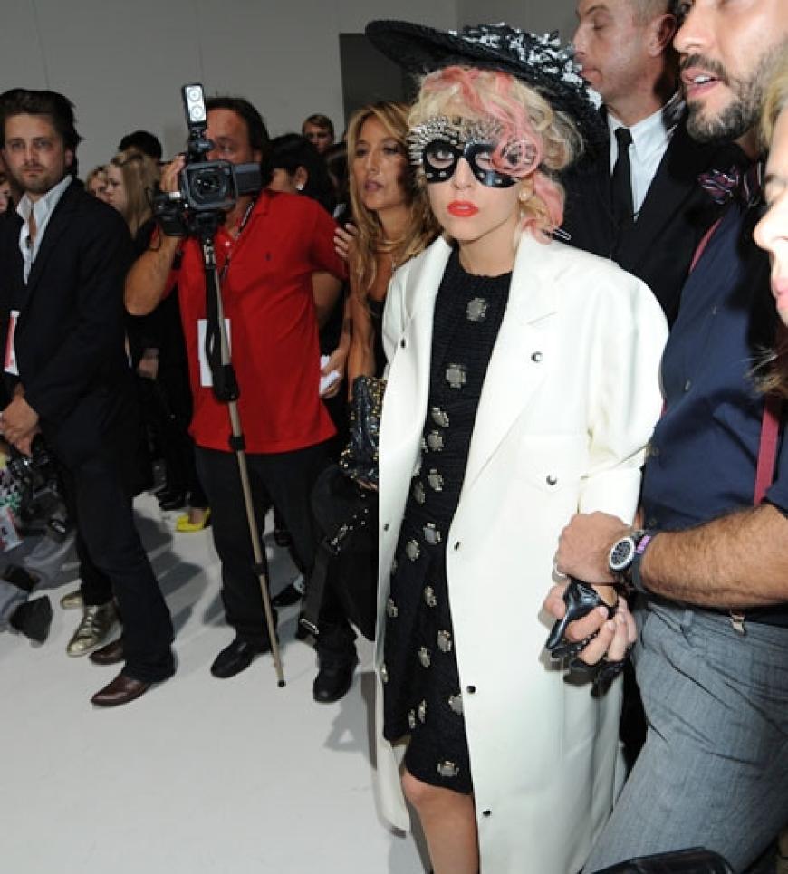Sorgte wieder mit ihrem extravaganten Outfit à la Zorro für großes Aufsehen: Lady GaGa
