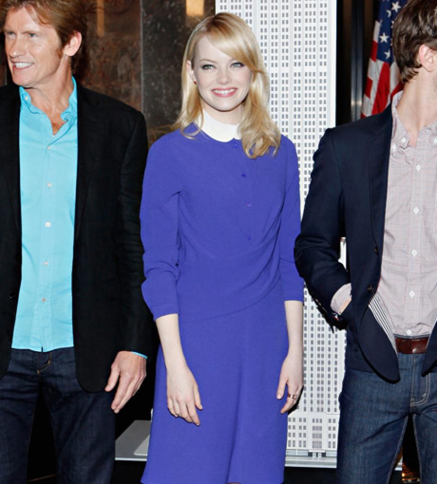 Emma Stone tendiert bei ihrer Farbwahl eher zu Blau. Hier trägt sie ein Kleid von Carven