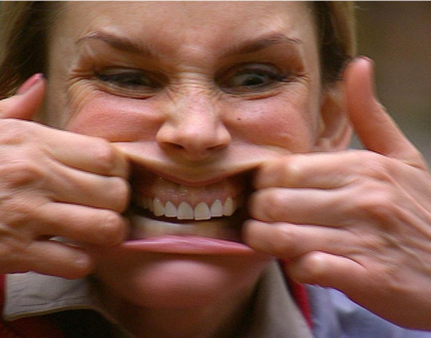 Auch Claudelle beweist ihr schaurig-schönes Grimassenschneiden