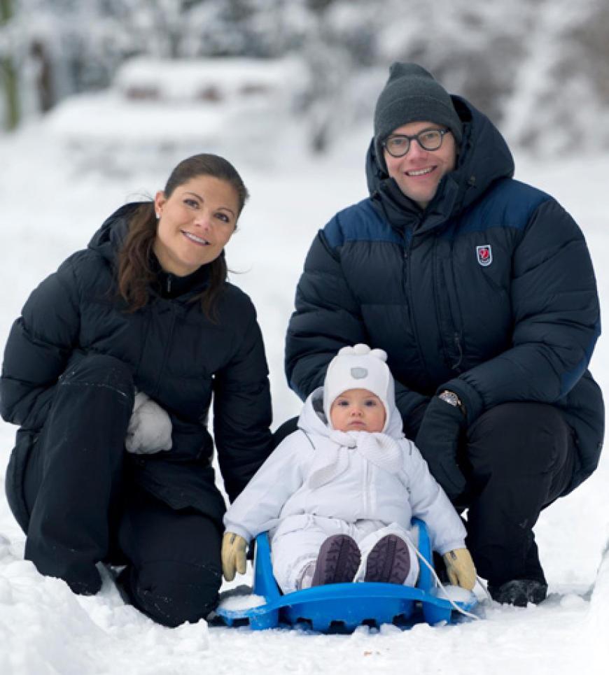 Schneegestöber: Die Kleine hat Spaß mit Mama und Papa beim Rodeln